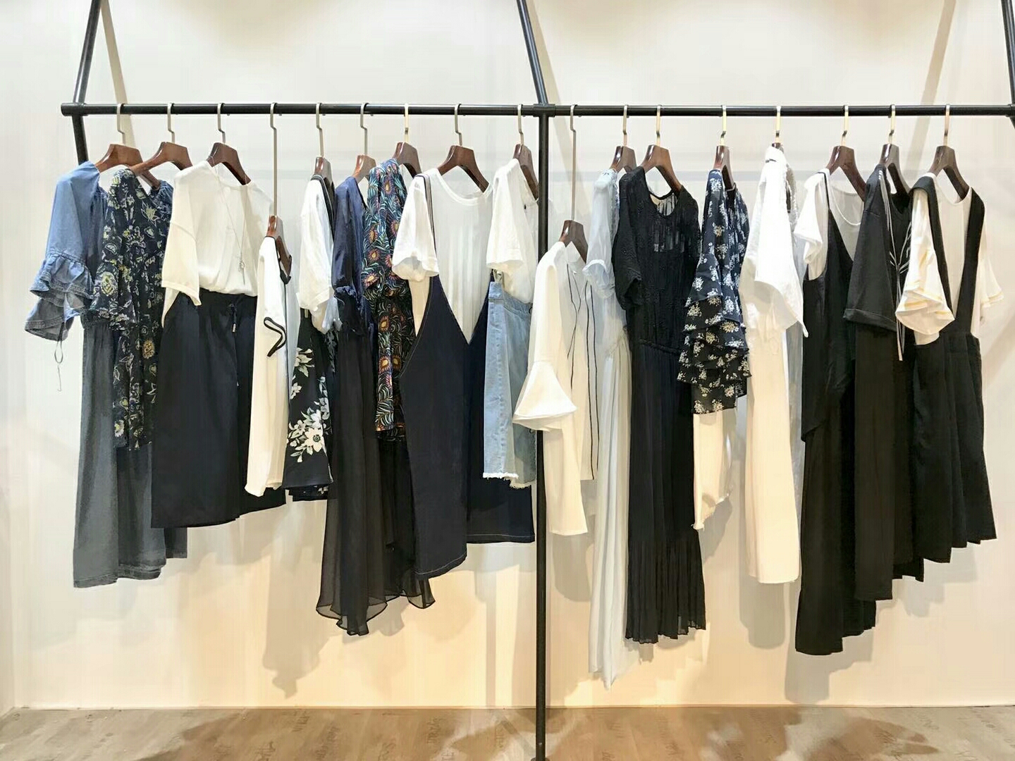 实体店一件衣服500元，电商同款却只卖几十元，问题究竟出在哪？